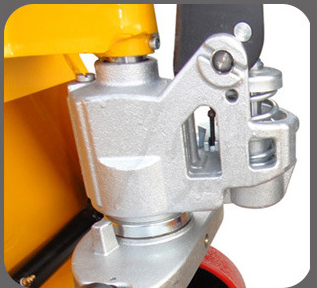 油泵是液壓搬運(yùn)車(chē)的“心臟”