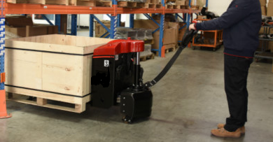 電動(dòng)搬運(yùn)車(chē)助力機(jī)場(chǎng)貨運(yùn)人員應(yīng)對(duì)雙節(jié)貨物運(yùn)輸高峰