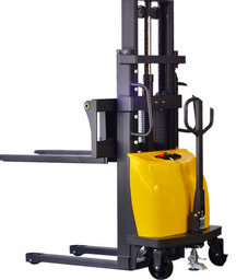 三支點與四支點電動叉車在操作性、功率和容量、成本方面對比分析