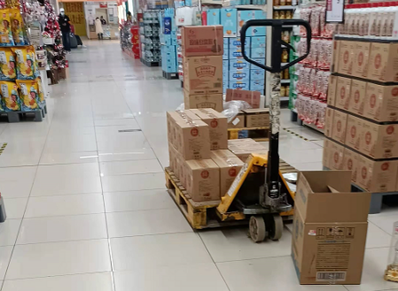 元旦超市備貨忙，手動液壓搬運車來助力