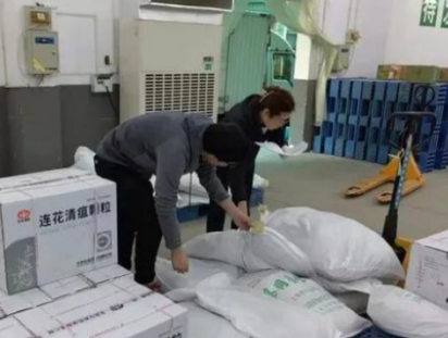 手動液壓搬運(yùn)車轉(zhuǎn)運(yùn)連花清瘟顆粒，為防疫保障助力