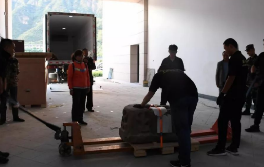 甘肅平?jīng)鍪胁┪镳^換新館，手動液壓搬運車參與文物搬運環(huán)節(jié)