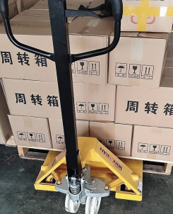 工廠庫房比較擁擠，用手動托盤搬運(yùn)車比較適宜