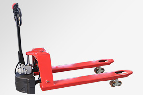 中藥材批發(fā)市場(chǎng)工作人員用電動(dòng)搬運(yùn)車(chē)搬運(yùn)藥材發(fā)貨