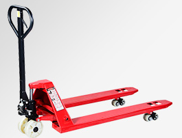 五金零件廠手動(dòng)叉車搬運(yùn)原材料