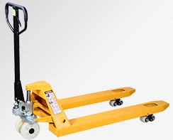 手動叉車搬運(yùn)預(yù)制板加快板房建造