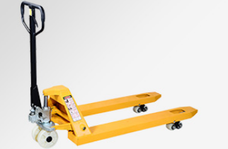 手動叉車搬運(yùn)零散部件需要進(jìn)行打包